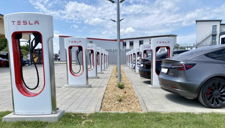 Azioni Tesla crollano del 18%